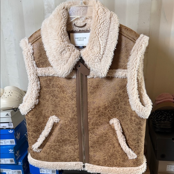 American Eagle Women’s Brown and Cream Sherpa Vest - Picture 10 of 12